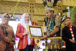 Tingkatkan Pendidikan, Bupati Bojonegoro Terima Penghargaan Widya Wiyata Dharma Samya 