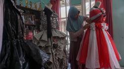 Perajin Asal Pekalongan Membuat Kostum Karnaval Berbahan Limbah Plastik