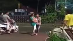 Memilukan, Ibu Muda Frustrasi Ngelem di Jalanan Sambil Gendong Bayi yang Baru Dilahirkan<