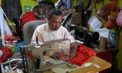 Sosok Husain, Penjahit Baju Adat Dolomani yang Akan Dipakai Presiden Jokowi