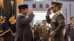 Menhan Prabowo Terima 4 Bintang Kehormatan TNI, Jenderal Andika Berikan Hormat