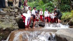 Rayakan HUT RI, Ratusan Siswa SD dan Pemuda di Banjarnegara Tebar 77.000 Benih Ikan ke Sungai