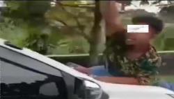 Viral Pria Bergelayutan di Kap Mobil lalu Dibawa ke Markas TNI, Netizen: Pilihan Tepat