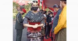 Wamenparekraf Angela Tanoesoedibjo Tampil Anggun Pakai Busana Rote Ndao saat Upacara HUT ke-77 RI 