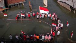 Warga Jawa Tengah Peringati HUT RI saat Kampungnya Terendam Banjir Rob