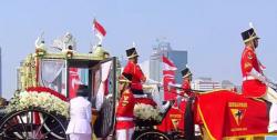 Bendera Pusaka dan Naskah Proklamasi Dibawa dengan Kereta Kencana ke Istana Negara