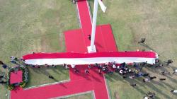 Buruh Migran Bentangkan Bendera Merah Putih Raksasa di Lapangan Pancasila Semarang