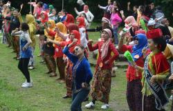 Pelaku Wisata Sleman Bagikan Ratusan Jadah Tempe pada Peringatan HUT Kemerdekaan RI Ke-77