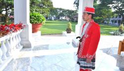 Penampilan Presiden Jokowi Pakai Baju Adat Dolomani dari Buton Bernuansa Merah
