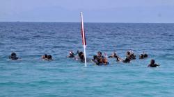 Mahasiswa dari 9 Universitas Kibarkan Bendera Merah Putih di Laut Pahawang Lampung<