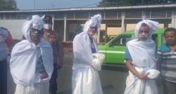 Unik! Puluhan Warga Jadi Pocong untuk Rayakan HUT ke-77 RI di Terminal Kalideres