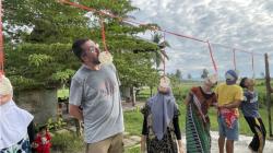 Wisatawan Asing Ikut Balap Karung hingga Makan Kerupuk Meriahkan HUT RI di Gorontalo