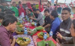 Lomba Makan Pempek Meriahkan HUT Ke-77 RI di Palembang 