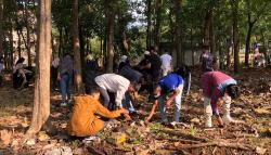 Ribuan Mahasiswa Baru Unnes Cetak Rekor Pembersihan Sampah Plastik pada Selokan 