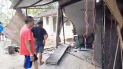 Minibus Tabrak Warung Nasi Pecel di Blora, 2 Pembeli Patah Tulang
