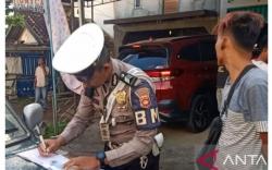 Polisi Tilang Kendaraan Antre untuk Beli BBM di SPBU