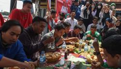 Serunya Lomba Adu Cepat Makan Pempek Palembang<
