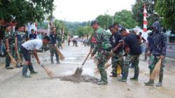 Kompak, Satgas TMMD Kodim Talaud dan Masyarakat Gotong Royong Bersihkan Jalan Utama