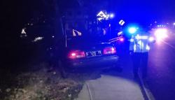 Hantam Pohon dan Rambu Lalu Lintas, Corona Ringsek di Jalan Raya Limbangan Garut<