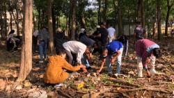 Ribuan Mahasiswa Baru Unnes se-Indonesia Serentak Bersihkan Sampah Plastik di Selokan 