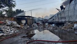 Damkar Siaga di Pabrik Aluminium Foil yang Terbakar di Bogor : Masih Ada Asap Kecil