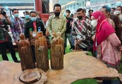 Diberi Meja Makan Akar Jati Kuno dari Peserta JIFFINA, Sultan: Arep Tak Delehke Nengdi