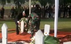 Suasana Haru Pemakaman Hermanto Dardak di TMP Kalibata