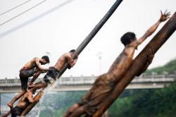 Begini Keseruan Lomba Panjat Pinang di BKT Jakarta