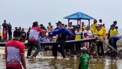 Adu Gebuk Bantal di Kubangan Air, Bupati Kendal Pukul Jatuh 3 Anggota Dewan