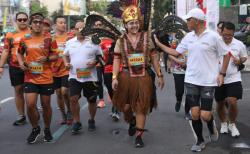 Friendship Run Borobudur Marathon, Iron Man sampai Werkudara Ikut Lari bareng Ganjar