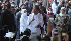 Momen Presiden Jokowi Berdiskusi dengan Pedagang Pasar Pucang Anom