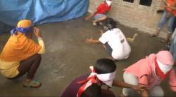 Seru dan Kocak, Emak-emak dengan Mata Tertutup Saling Tabrak Berebut Tangkap Bebek