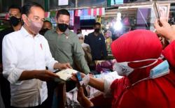 Awali Kunker ke Jatim, Presiden Jokowi Bagikan Bansos ke Pedagang Pasar Pucang Anom