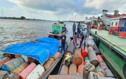 Lanal Banjarmasin Tegaskan Kapal Pengangkut BBM di Kapuas Langgar Pelayaran dan Migas<