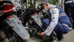Ratusan Sepeda Motor Parkir Liar, Ban Dikempiskan Dishub