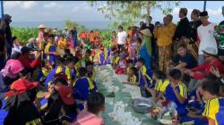 Ngalap Berkah, Ratusan Warga Kendal Berebut Gunungan Hasil Bumi di Tengah Sawah