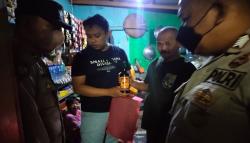 Modus Baru Rumah Makan Jual Miras di Sukabumi, Pedagang Tak Berkutik Digerebek Polisi