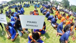 Penampakan Ratusan Penjudi - Bandar Judi Dikumpulkan di Lapangan Polda Jateng