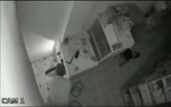 Terekam CCTV, Pembobol Brangkas Minimarket Panik dan Kabur Dengar Bunyi Alarm