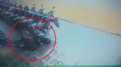 Viral! Emak-Emak Terekam CCTV Curi Motor di Showroom