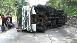 Truk Muatan Kertas Terguling di Jalan Lingkar Salatiga, Jalur Lintasan Semarang-Solo Tersendat