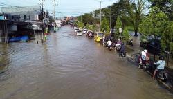 Banjir Hari Kedua, Jalan Utama Kota Sorong Sulit Dilewati