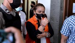 Mantan Bupati Tabanan Acungkan Jempol usai Divonis 2 Tahun Penjara