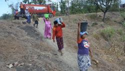 Warga Situbondo Rela Berjalan Kaki Jauh demi Dapat Air Bersih