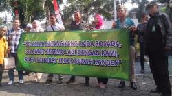 Antusiasme Pendukung Sambut Dada Rosada Bebas dari Lapas Sukamiskin Bandung<