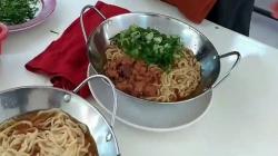 Menikmati Kuliner mi Ayam Sak Wajan di Kendal, Santap Menu di Wadah Penggorengan