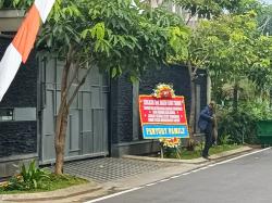 Karangan Bunga Terpajang di Depan Rumah Ferdy Sambo, Ini Tulisannya