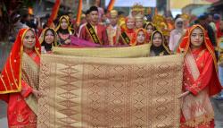 Festival Nagari Pandai Sikek, Warga Bawa 1.000 Kain Tenun Songket 
