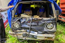 Suzuki Carry Hantam 2 Sepeda Motor, 7 Orang Dilarikan ke Rumah Sakit