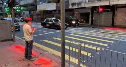 Sering Jadi Korban Tabrakan, Hong Kong Pasang Lampu Merah Khusus bagi Pecandu Smartphone